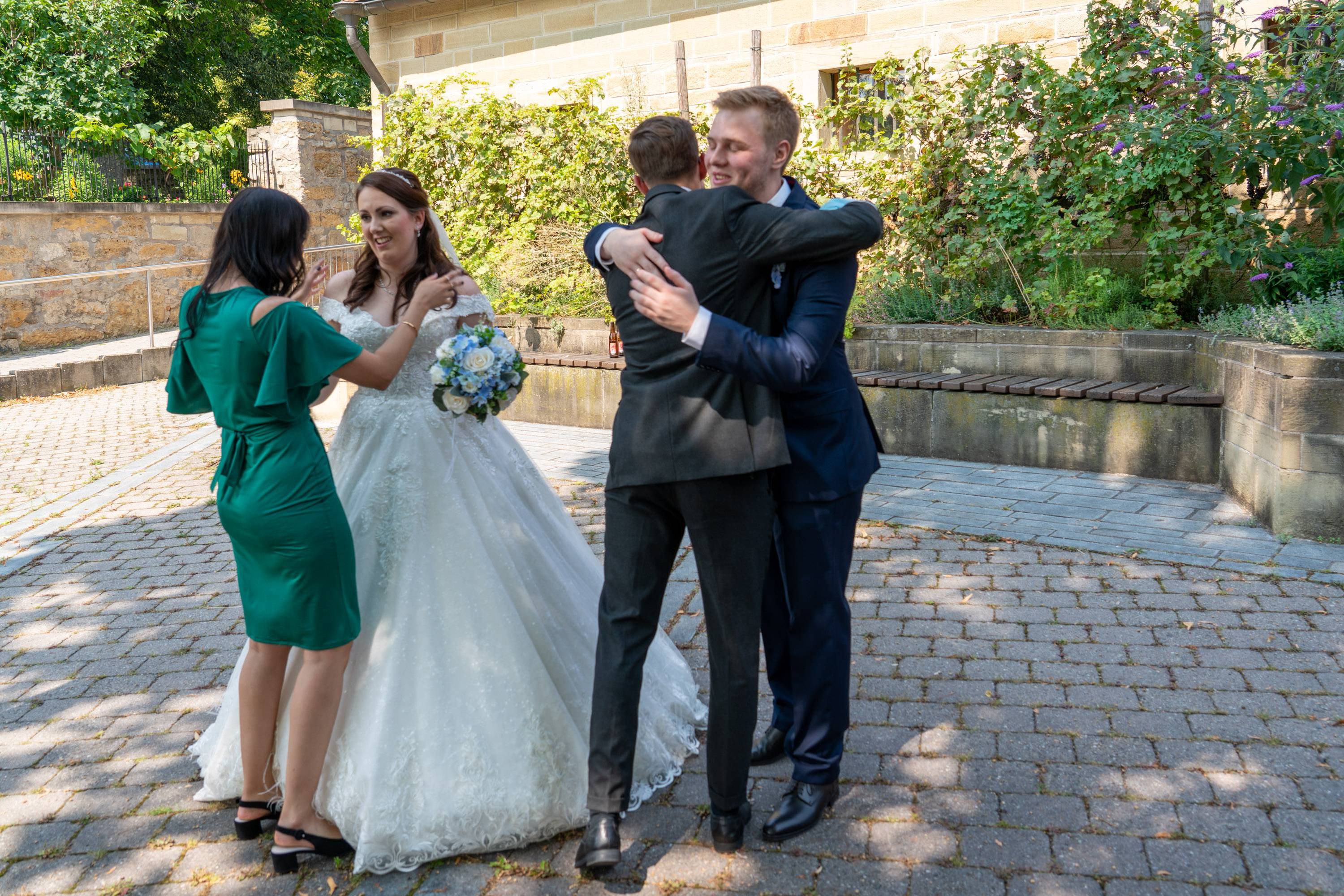 Herzlicher Empfang des Brautpaars